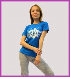 Яркая футболка с логотипом «Dancerussia.ru» и веселым изображением «кляксы»
