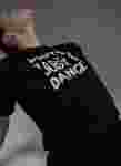 Футболка с принтом DON'T TALK JUST DANCE. Цвет черный.