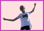 Футболка с удлиненной спинкой и с принтом DANCERUSSIA. Цвет белый.